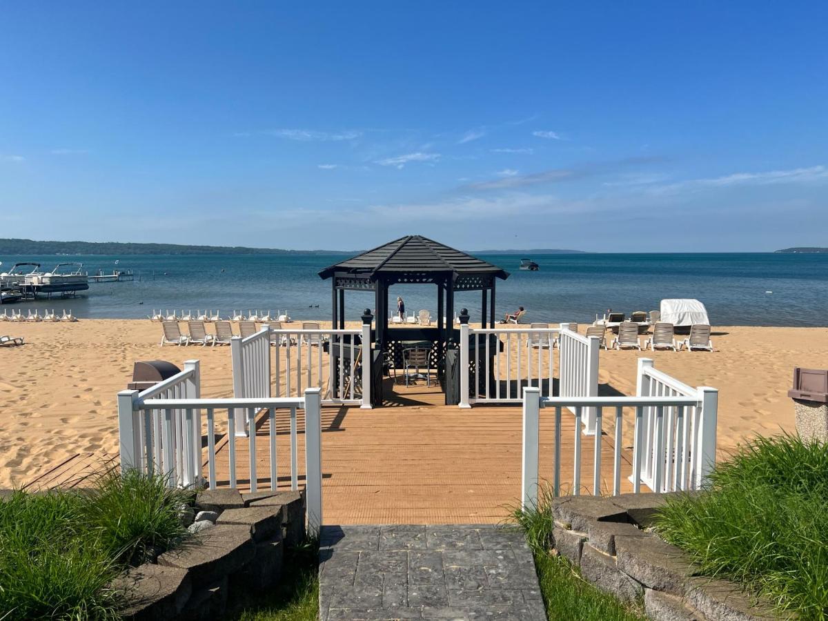 The Beach Haus - Traverse City Hotel Exterior photo