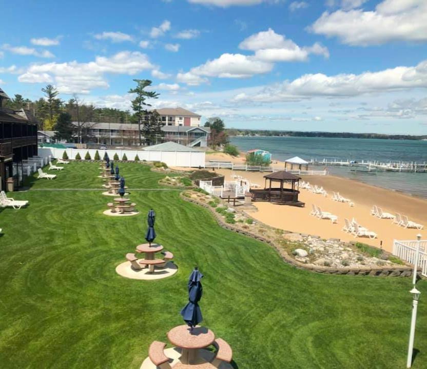 The Beach Haus - Traverse City Hotel Exterior photo